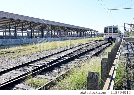 A covered freight platform and this passenger platform. A covered freight platform and this passenger platform. 118794913