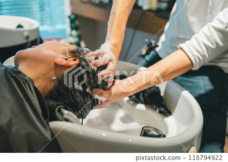 成年女性和男性美髮師在美容院洗頭台洗頭 118794922