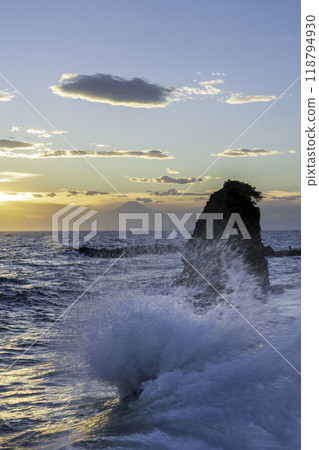 Mount Fuji at sunset from Tateishi Beach in Yokosuka City 118794930