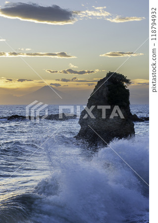 從橫須賀市秋穀市立石海灘看到的富士山日落 118794932