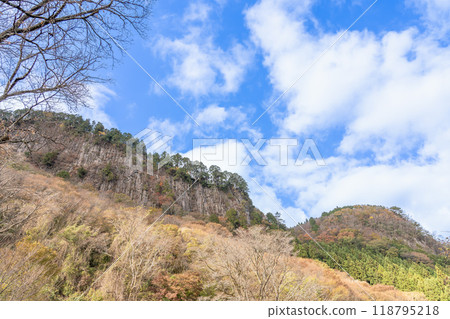 Autumn at Byobuiwa, a rock face with columnar joints in Soni Village, Uda County, Nara Prefecture Autumn at Byobuiwa, a rock face with columnar joints in Soni Village, Uda County, Nara Prefecture 118795218