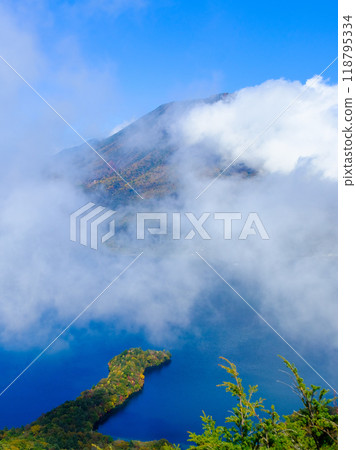 紅葉的八丁島和霧氣的男體山（縱向） 118795334