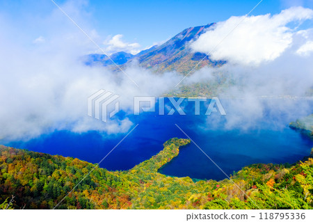 紅葉的八丁島和霧氣的男體山 118795336