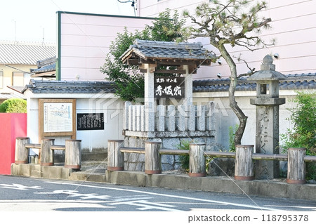 A monument to Akasaka-shuku on the Nakasendo road built on the corner of an intersection A monument to Akasaka-shuku on the Nakasendo road built on the corner of an intersection 118795378