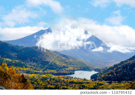 從金西峠看霧中的男體山 從金西峠看霧中的男體山 118795432