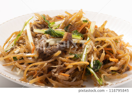 Kinpira burdock and mizuna salad (with beef) Kinpira burdock and mizuna salad (with beef) 118795845