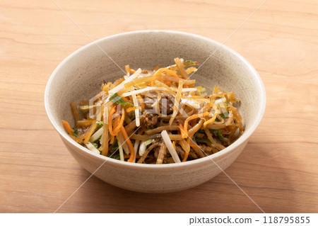 Kinpira burdock and mizuna salad (with beef) Kinpira burdock and mizuna salad (with beef) 118795855