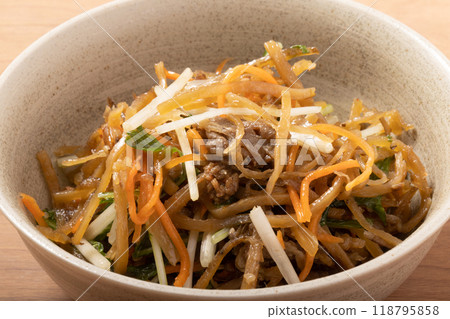 金比羅牛蒡水菜沙拉（佐牛肉） 118795858