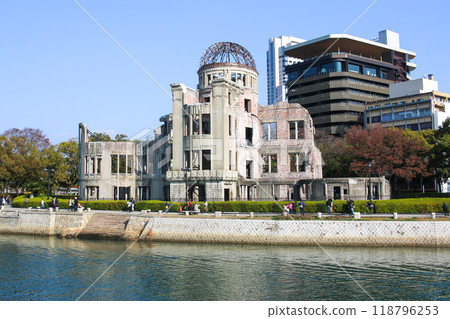 廣島縣的世界文化遺產(負面遺產)「原子彈爆炸圓頂屋」和位於其東側的「紙鶴塔」。 廣島縣的世界文化遺產(負面遺產)「原子彈爆炸圓頂屋」和位於其東側的「紙鶴塔」。 118796253