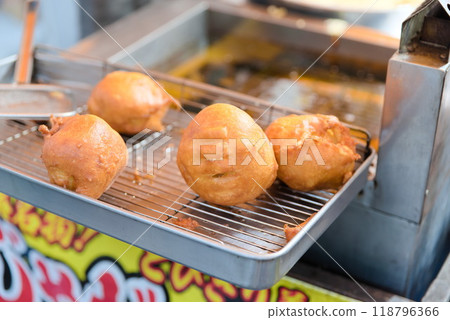 A festival staple - large, freshly fried buttered potatoes 118796366