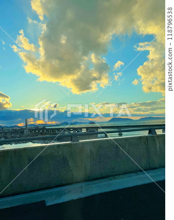 清晨的陽光隱藏在厚厚的雲層後面 清晨的陽光隱藏在厚厚的雲層後面 118796538