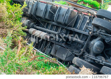 A picture of a truck that caused an accident and fell. 118796767