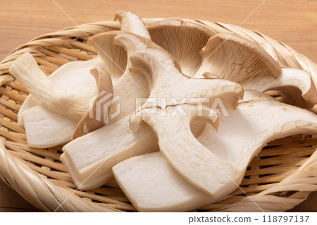 Sliced king oyster mushrooms 118797137