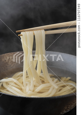 用筷子夾起烏冬面 118797349