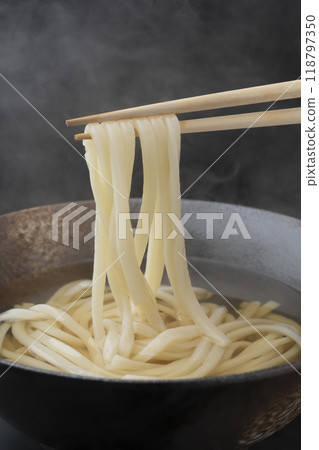 用筷子夾起烏冬面 118797350