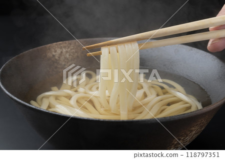 用筷子夾起烏冬面 118797351