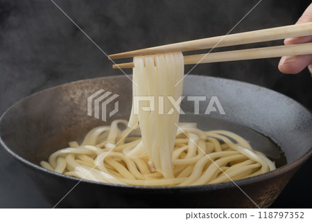 用筷子夾起烏冬面 用筷子夾起烏冬面 118797352