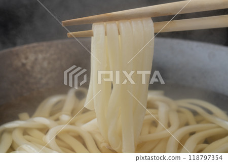 用筷子夾起烏冬面 用筷子夾起烏冬面 118797354