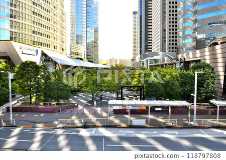 Sunlight shining into the valley of the Shinagawa Konan exit skyscraper 118797808
