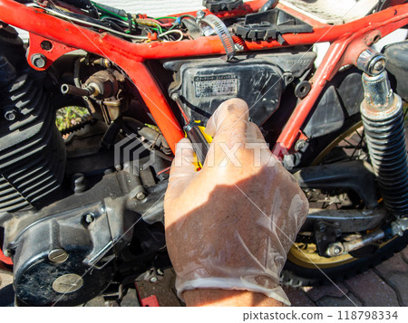 Motorcycle maintenance: Checking and replacing the air cleaner 118798334