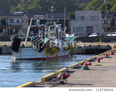 漁船停住在捕魚港口 118798640