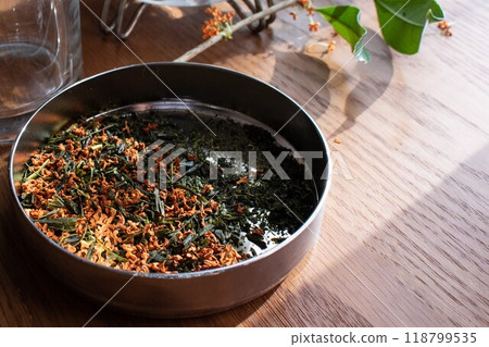 Making Osmanthus Tea: Green Tea and Sweet Osmanthus Flowers 118799535