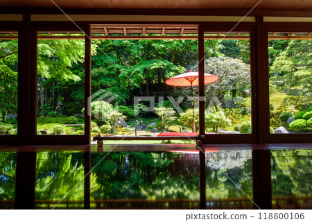 舊竹林院，朱漆雨傘，綠意盎然 118800106