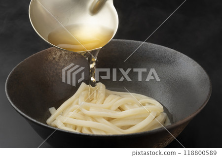 Pour the udon soup on top. Pour the stock on top. Pour the udon soup on top. Pour the stock on top. 118800589