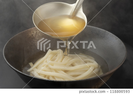 Pour the udon soup on top. Pour the stock on top. Pour the udon soup on top. Pour the stock on top. 118800593