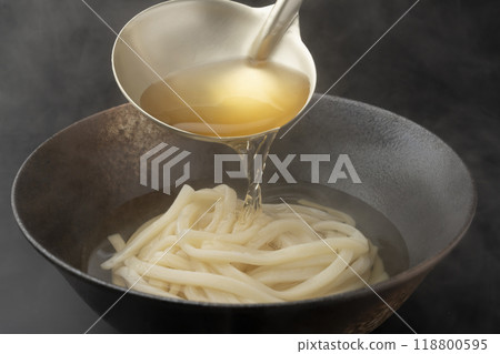 Pour the udon soup on top. Pour the stock on top. 118800595