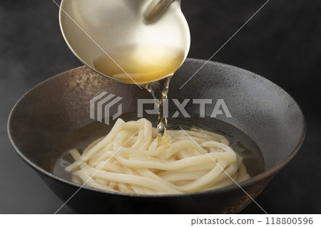 倒入烏龍麵湯 倒入湯料 118800596