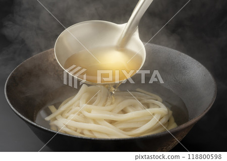 倒入烏龍麵湯 倒入湯料 118800598