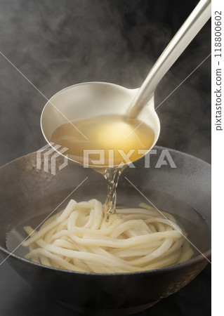 倒入烏龍麵湯 倒入湯料 118800602