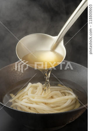 倒入烏龍麵湯 倒入湯料 118800603