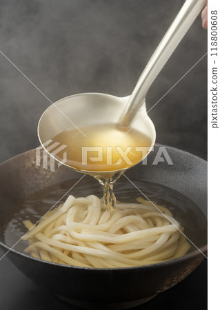 倒入烏龍麵湯 倒入湯料 118800608