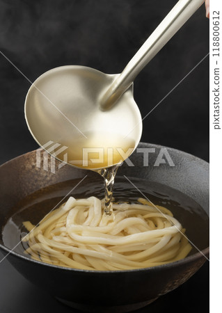 Pour the udon soup on top. Pour the stock on top. Pour the udon soup on top. Pour the stock on top. 118800612