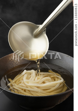 倒入烏龍麵湯 倒入湯料 118800613