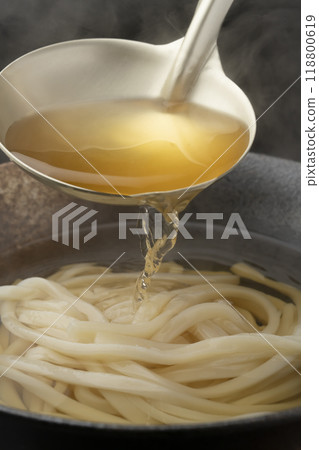倒入烏龍麵湯 倒入湯料 118800619