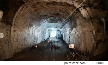 在立山的赤山地下掩體遺址內 在立山的赤山地下掩體遺址內 118800803