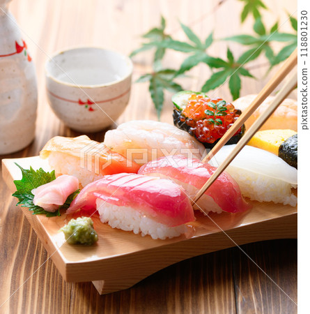 壽司木屐上的什錦握壽司 118801230