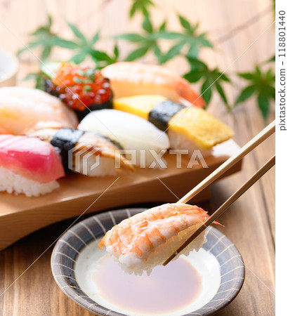 將壽司沾上醬油 將壽司沾上醬油 118801440