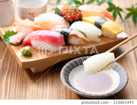 將壽司沾上醬油 118801445
