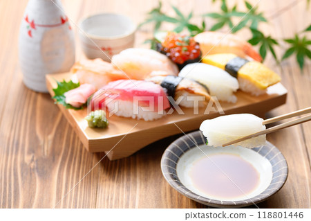 將壽司沾上醬油 118801446