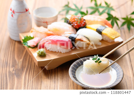 將壽司沾上醬油 118801447