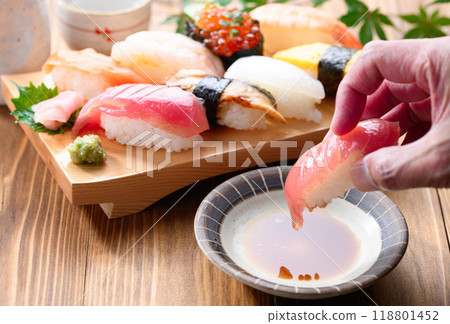 將壽司沾上醬油 118801452