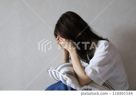 女人低頭,憂鬱 女人低頭,憂鬱 118801584