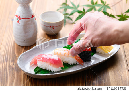 盤子裡的壽司和清酒 118801788