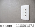 灰色的牆壁和電源插座 118801878