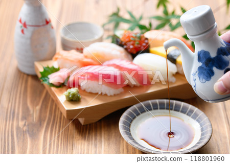 pouring soy sauce (eating sushi) sashimi soy sauce pouring soy sauce (eating sushi) sashimi soy sauce 118801960
