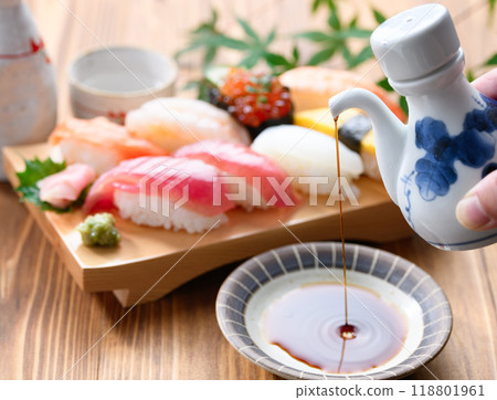 pouring soy sauce (eating sushi) sashimi soy sauce pouring soy sauce (eating sushi) sashimi soy sauce 118801961